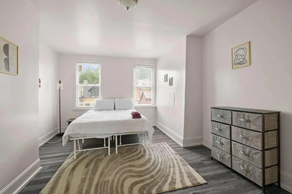 Stylish Northside 4 Bed Off Street Parking Villa Pittsburgh Holiday home