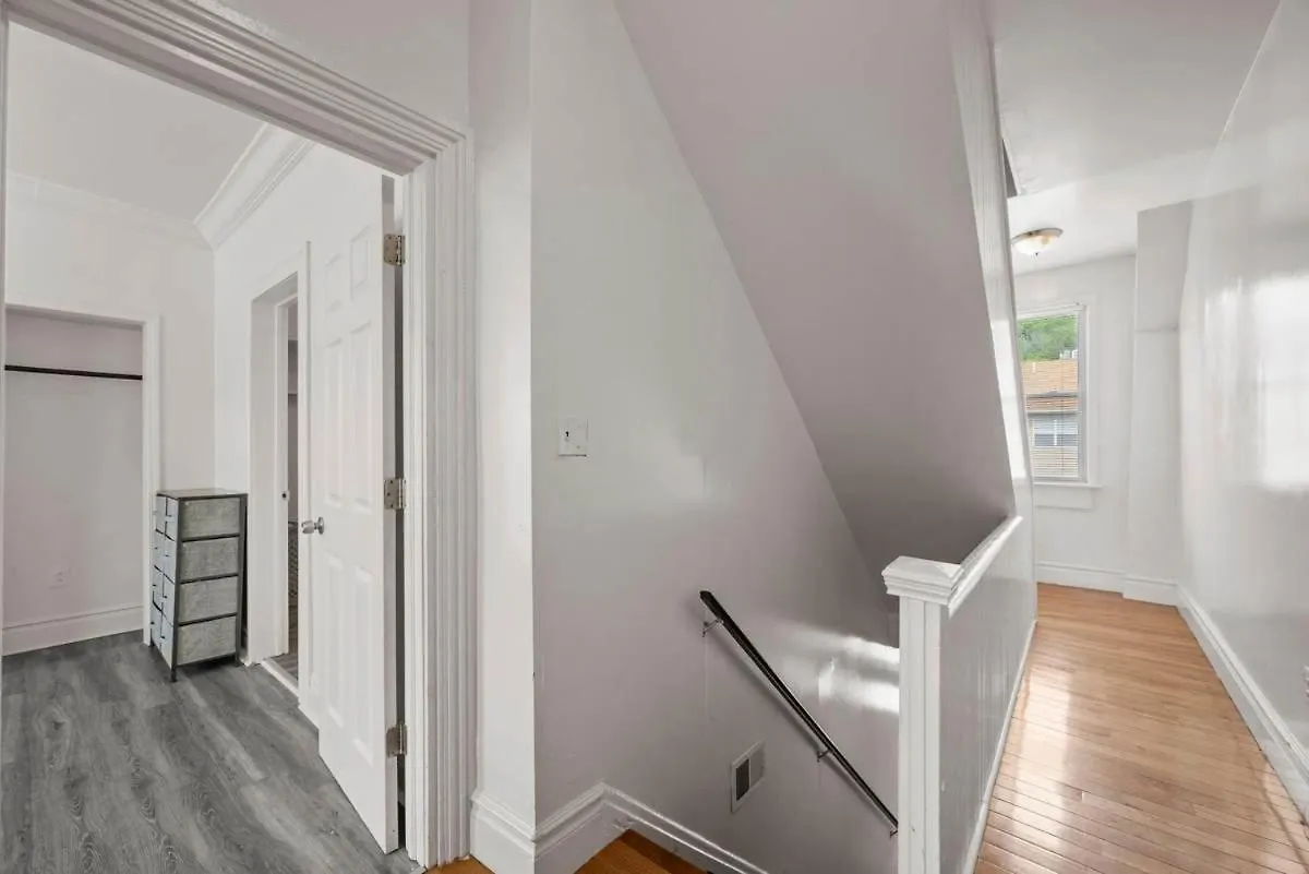 Stylish Northside 4 Bed Off Street Parking Villa Pittsburgh